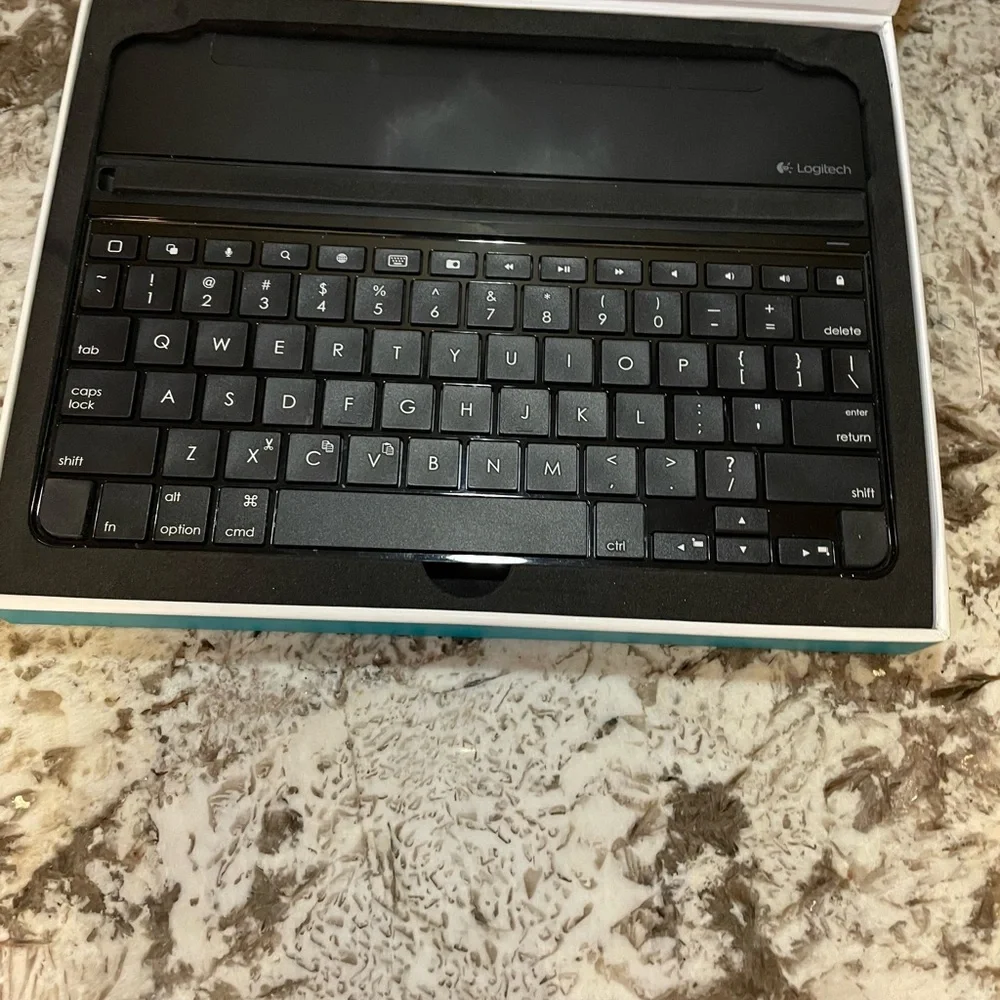 Logitech Ultrathin Magnetic Keyboard Cover - Black